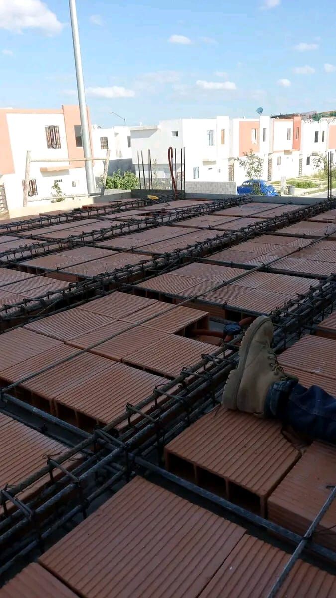 Estructura de losa en proceso en zona residencial