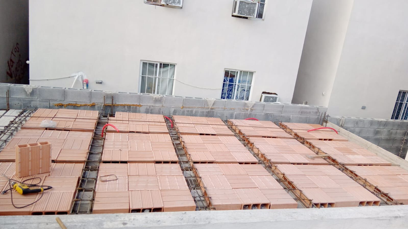 Obra gris y concreto