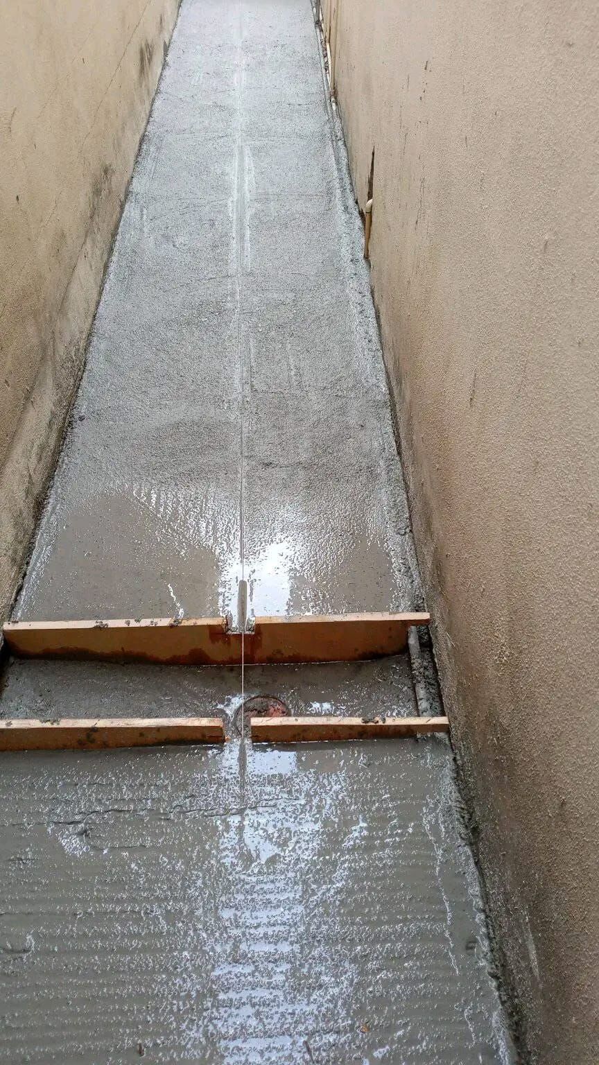 Pasillo de concreto recién colado
