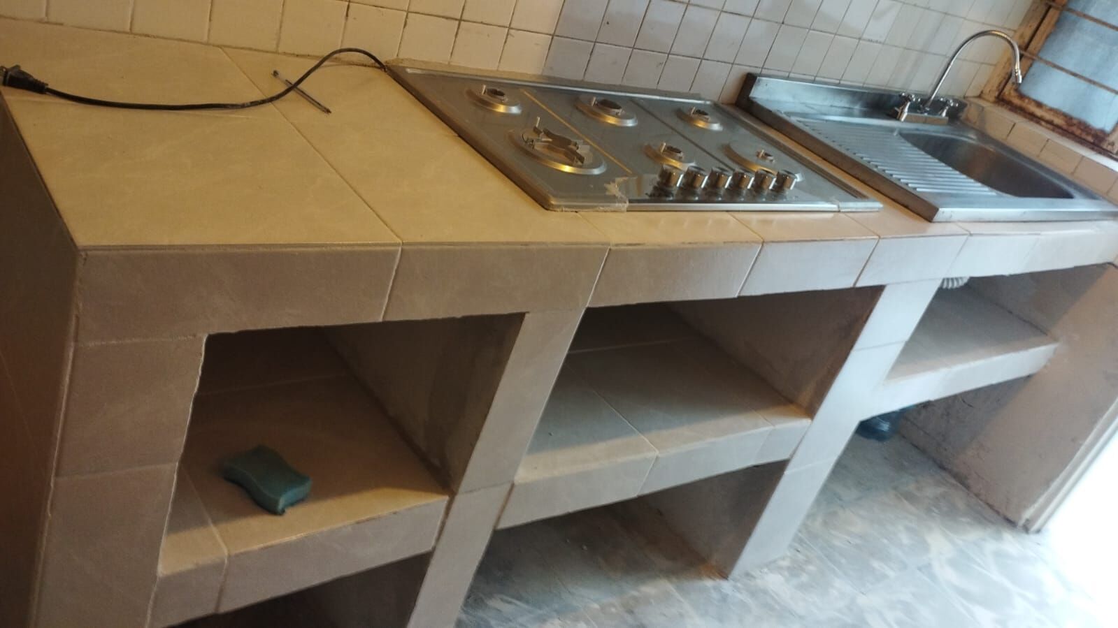 Cocina con cubierta de azulejo y estufa empotrada